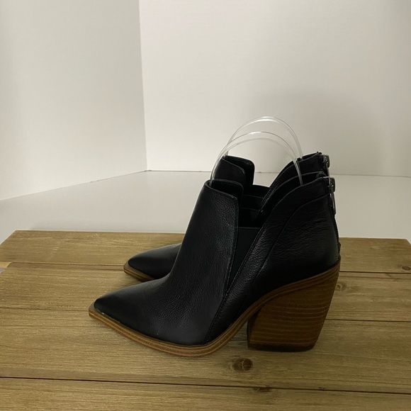 Vince Camuto Shoes - NWOT Vince Camuto Gradina Womens Stacked Heel Black Bootie Size 5